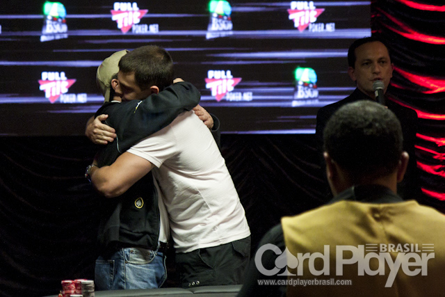 André Doblas abraça o vice-campeão betodalu (BSOP 2010 - 10ª Etapa (São Paulo/SP) fotos: Bruno Mooca) /CardPlayer.com.br