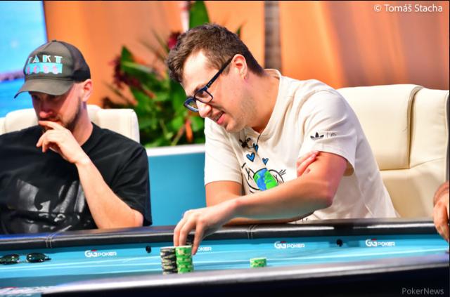 Gabriel Schroder está na FT do Main Event da WSOP Paradise