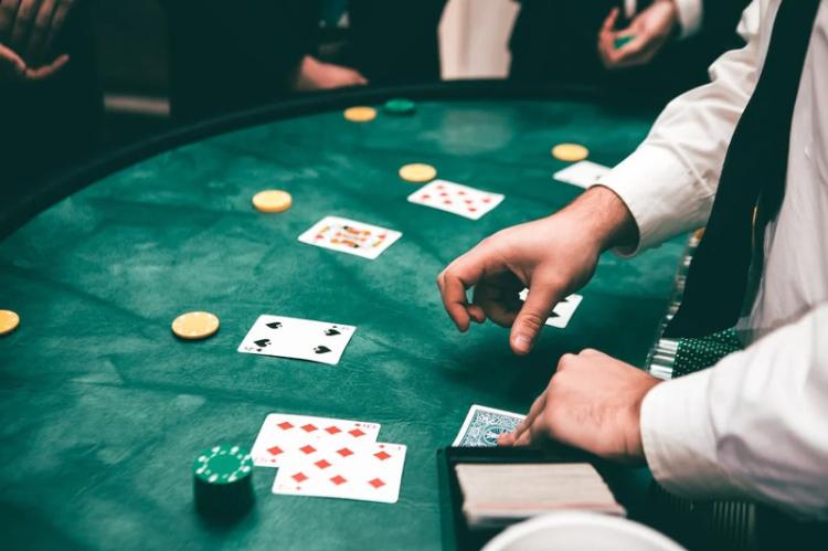 Os jogos de cartas mais populares   - Revista online de  poker